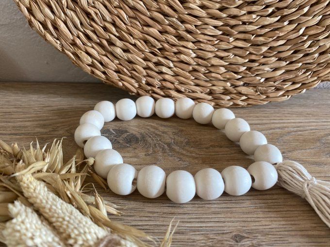 Décoration de porte en boules de bois 