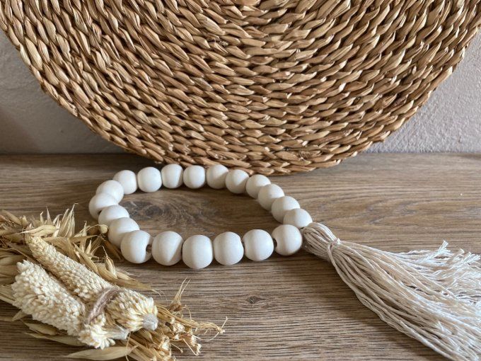 Décoration de porte en boules de bois 