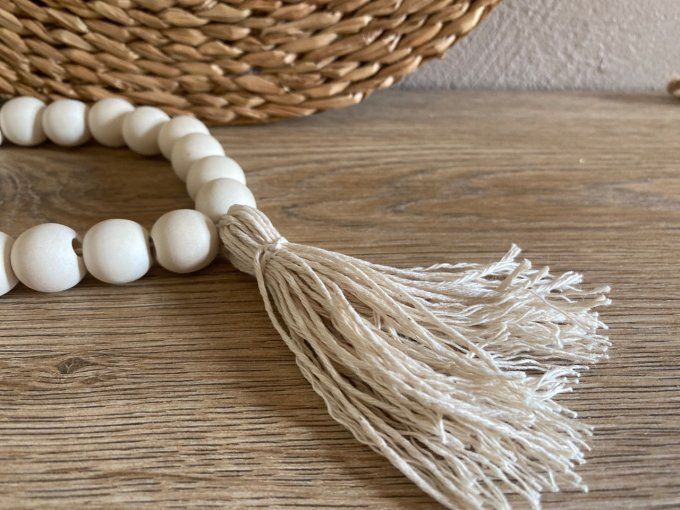 Décoration de porte en boules de bois 